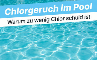 Klares, blaues Poolwasser in der Sonne – Ratgeber zu Chlorgeruch im Pool und richtiger Chlorung