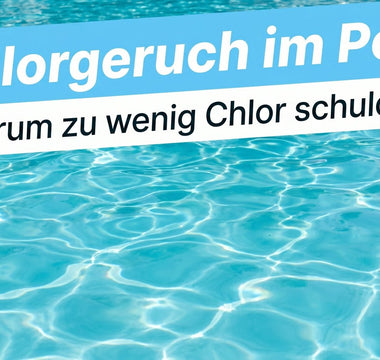 Klares, blaues Poolwasser in der Sonne – Ratgeber zu Chlorgeruch im Pool und richtiger Chlorung