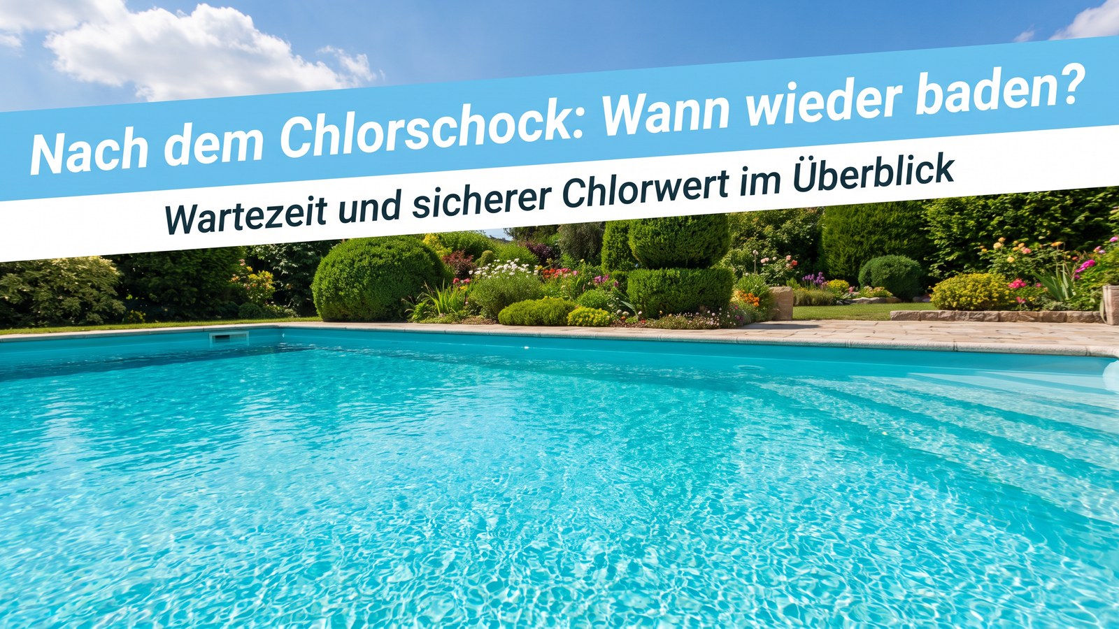 Privater Gartenpool mit kristallklarem türkisem Wasser, Garten und Sommerhimmel – Symbolbild zur Wartezeit nach dem Chlorschock.