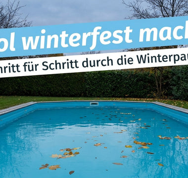 Gartenpool im Spätherbst mit Herbstlaub auf der Wasseroberfläche – Pool winterfest machen