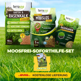 Drei TerraUno-Taschen - Rasenkalk, Mooslos, Rasensamen - stehen auf einer Wiese unter blauem Himmel. Kräftiges Grün: Moosfrei Soforthilfe Set. Gratis-Geschenk  kostenloser DHL-Versand inklusive. Perfekt für Moosbekämpfung und Rasenpflege.