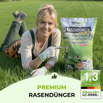 Eine lächelnde Frau kniet neben einer TerraUno Frühlingsstarter-Set-Tasche auf dem Rasen. Der Beutel hebt die schnelle Wirkung für satten, grünen Rasen hervor - ideal für die Rasenpflege. In der rechten unteren Ecke befindet sich ein Qualitätssiegel mit der Note 1,3.