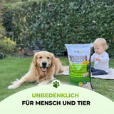 Ein Golden Retriever und ein Kleinkind sitzen im Gras neben einem großen Sack TerraUno Garten-  Rasenkalk. Text: UNBEDENKLICH FÜR MENSCH UND TIER-ideal für einen moosfreien Rasen, reguliert den pH-Wert, sicher für Mensch und Tier.