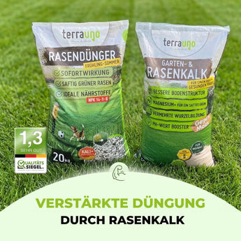Zwei TerraUno-Rasenpflegetaschen liegen auf dem Rasen: eine mit der Aufschrift Rasendünger, die andere mit Garten-  Rasenkalk zur pH-Regulierung. Der Text darunter lautet: Verstärkte Düngung durch Garten-  Rasenkalk.