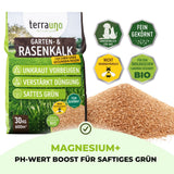 Ein Beutel TerraUno Garten-  Rasenkalk liegt neben einem Produktstapel. Icons zeigen feines Granulat, Bio-Qualität, tiergerecht, bienenfreundlich. Der Text hebt moosfreien Rasen, Magnesium und pH-Regulierung für saftig grünen Rasen hervor.