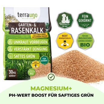Ein Beutel TerraUno Garten-  Rasenkalk liegt neben einem Produktstapel. Icons zeigen feines Granulat, Bio-Qualität, tiergerecht, bienenfreundlich. Der Text hebt moosfreien Rasen, Magnesium und pH-Regulierung für saftig grünen Rasen hervor.