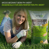 Eine lächelnde Frau mit Gartenhandschuhen kniet auf grünem Gras und zeigt auf einen großen Beutel TerraUno Moosfrei Soforthilfe Set - perfekt für Rasenpflege und effektive Moosbekämpfung. Der Text hebt gesunden Rasen und eine verbesserte Bodenstruktur hervor.
