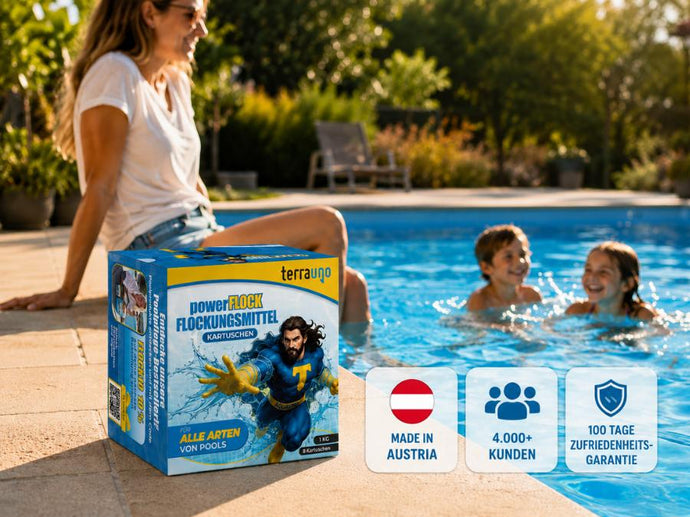 Eine Frau sitzt am Pool und lächelt zwei schwimmende Kinder an. Im Vordergrund steht eine Packung „Terrauno Power Flock Flockungsmittel“, ein Poolreiniger. Symbole weisen darauf hin, dass das Produkt in Österreich hergestellt wird, über 4.000 Kunden hat und eine 100-tägige Zufriedenheitsgarantie bietet.