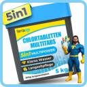 Ein blauer Behälter mit der Aufschrift „5in1 Chlortabletten Multitabs“, neben dem eine Superhelden-Zeichentrickfigur steht, die bunte Reagenzgläser in der Hand hält. Der Behälter weist gelbe und blaue Akzente auf und trägt die Gewichtsangabe 5 kg.