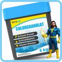 Ein 5-kg-Behälter mit Chlorgranulat für Schwimmbäder mit blauem Deckel und Etikett, auf dem eine Superhelden-Zeichentrickfigur in einem blau-gelben Kostüm abgebildet ist, die eine Schaufel in der Hand hält und neben dem Behälter steht.