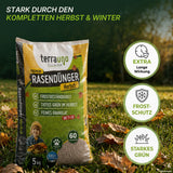 Eine Packung „TerraUno Herbst-Rasendünger-Set + GRATIS Unkrautvernichter“ – das Angebot wird auf Rasenfläche dargestellt, wobei Symbole die besonders lange Wirkungsdauer, den Frostschutz und das intensive Grün hervorheben – umgeben von Herbstblättern und den wichtigsten Produktvorteilen –, was es zur idealen Wahl für die Pflege eines gesunden Rasens in den kälteren Monaten macht.