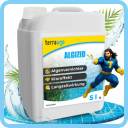Ein 5-Liter-Behälter mit der Aufschrift „terrapot MgZID“, auf dem die Produktvorteile auf Deutsch aufgeführt sind. Neben dem Behälter fliegt eine Superhelden-Zeichentrickfigur, im Hintergrund sind Wasserspritzer und grüne Blätter zu sehen.