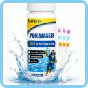 Neben drei Teststreifen für Schwimmbadwasser steht eine Flasche mit der Aufschrift „Poolwasser Test Wassertest“, auf deren Etikett eine Wasserspritzgrafik und eine Comicfigur in einem blauen Anzug abgebildet sind.
