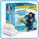 Eine blaue Schachtel mit dem Waschmittel „Terra Activ“, auf der eine Superheldenfigur in Blau und Gelb abgebildet ist; davor sind drei weiße Waschmittelkapseln zu sehen.