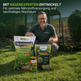 Ein lächelnder Mann mit Brille und grünem Hemd kniet auf dem Rasen neben dem Sommerset mit Unkrautvernichter von TerraUno - zwei große Säcke und ein Behälter. Die von Experten entwickelten Produkte liefern optimale Nährstoffe für ein nachhaltiges Rasenwachstum.