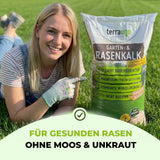 Eine lächelnde Frau kniet im grünen Gras und zeigt auf einen großen Sack TerraUno Garten-  Rasenkalk. Der Text lautet: Für gesunden, moosfreien Rasen ohne Unkraut und zum pH-Wert regulieren.