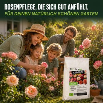 Eine lächelnde Familie pflegt rosa Rosen in ihrem Garten, im Vordergrund steht eine Tüte „TerraUno Rosenglück – Bio-Rosendünger“. Der deutsche Text wirbt für die natürliche Pflege von Rosen für einen schönen Garten.