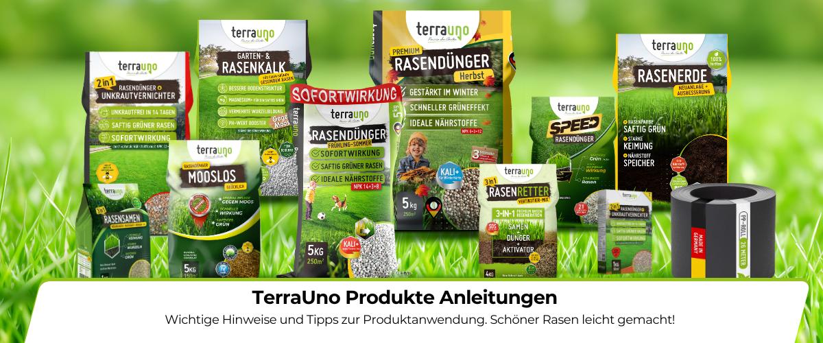Ein Display mit verschiedenen TerraUno-Rasenpflegeprodukten, darunter Dünger, Grassamen und Rasenreparaturmischungen, angeordnet vor einem grünen Rasenhintergrund mit dem TerraUno-Logo und Tipps zur Produktanwendung darunter.