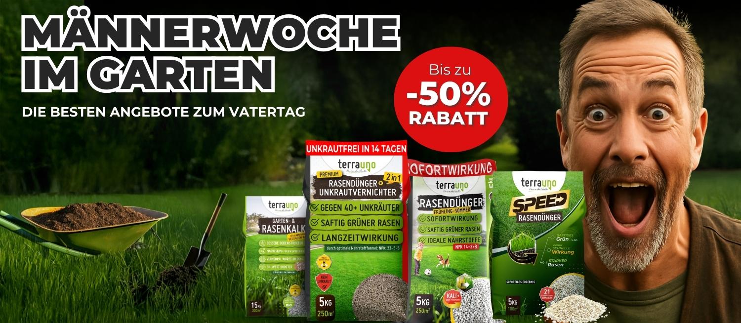 Werbebanner für Gartenangebote zum Vatertag. Ein lächelnder Mann hält einen Löffel Dünger in der Hand; Säcke mit Rasenpflegeprodukten sind auf dem Rasen ausgestellt. Ein roter Kreis wirbt für einen Preisnachlass von bis zu 50 . Der Text lautet: "Männerwoche im Garten.".