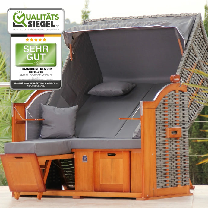 Ein Strandstuhl aus Korbgeflecht mit ausziehbarem Sonnendach, grauen Kissen und Holzgestell. Auf einem Qualitätssiegel oben links steht „SEHR GUT“, was auf eine hohe Produktbewertung auf Deutsch hinweist.