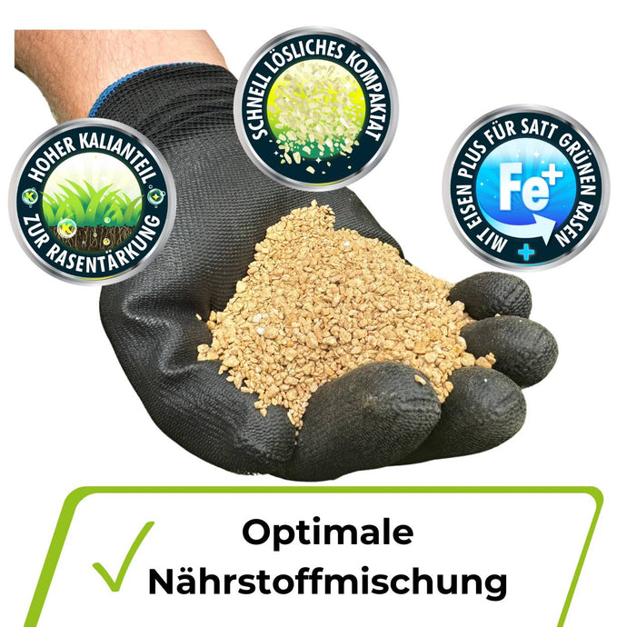 Eine behandschuhte Hand hält ein Düngemittelgranulat. Um die Hand herum befinden sich Symbole, die den hohen Kaliumgehalt, das schnell lösliche Granulat und das zugesetzte Eisen für die Rasenbegrünung hervorheben. Der Text darunter lautet Optimale Nährstoffmischung.