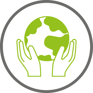 Eine grüne Illustration von zwei Händen, die eine Weltkugel hochhalten, in einem grauen Kreis. Das Design suggeriert Themen des Umweltschutzes oder der globalen Verantwortung.