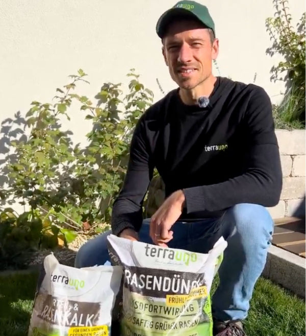 Felix H. mit TerraUno Rasenkalk
