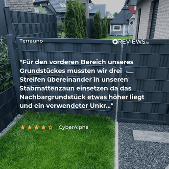 Ein grauer Gartenzaun mit einem Tor ist zwischen zwei gepflegten Rasenflächen und modernen Häusern zu sehen. Eine Bewertung auf Deutsch und eine Fünf-Sterne-Bewertung von CyberAlpha sind über dem Foto eingeblendet.