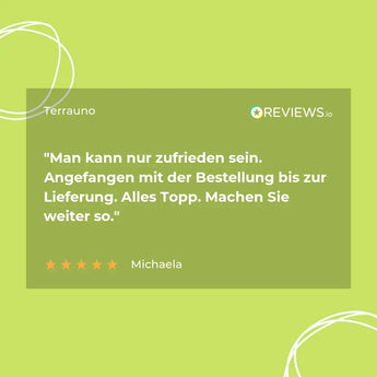 Eine grüne Grafik zeigt eine 5-Sterne-Bewertung für Terrauno auf REVIEWS.io. Die Bewertung von Michaela lobt den Bestell- und Lieferprozess und lautet: Alles Topp. Machen Sie weiter so. Weiße Kreisumrisse zieren die Ecken.
