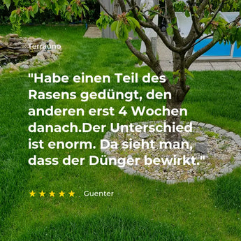 Ein gut gepflegter Garten mit einem Baum, dekorativen Steinen und saftig grünem Gras. Der eingeblendete Text berichtet über das Düngen des Rasens und die damit erzielten Ergebnisse. Außerdem sind fünf gelbe Sterne und der Name Guenter zu sehen.