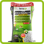 Ein 20-kg-Sack Rasendünger von Terrauno mit Etiketten, die die sofortige Wirkung, das satte Grün des Rasens und die idealen Nährstoffe hervorheben. Der Beutel zeigt ein Kind, das mit einem Hund auf einem grünen Rasen spielt, und hat ein grün-weißes Design mit roten Akzenten.