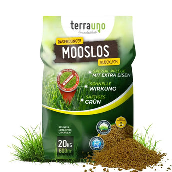 Abgebildet ist ein 20-kg-Sack TerraUno Rasendünger mit Eisen - Mooslos Glücklich - Angebot, mit grünem und gelbem Design, Produktinfo und braunem Granulat, das vorne verschüttet wird; im Hintergrund erscheint ein tiefgrüner Rasen.