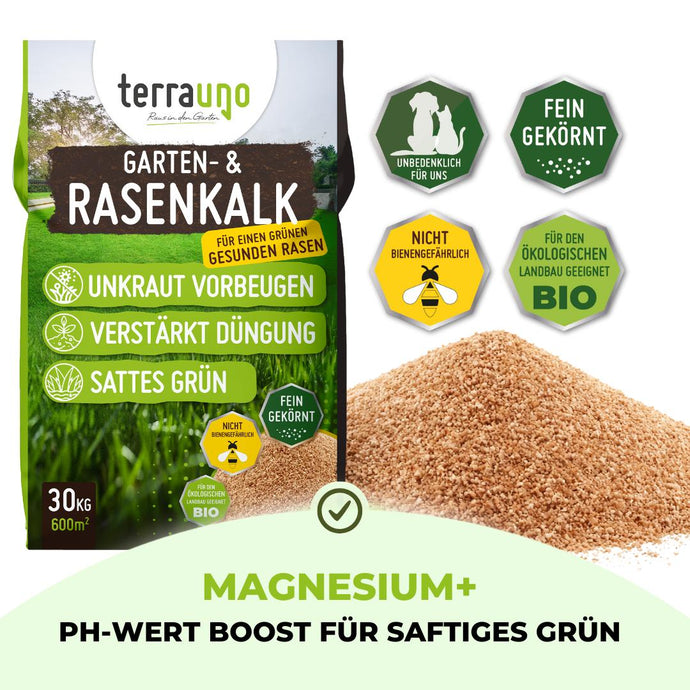 Ein Beutel Terrauno Garten- und Rasenkalk steht neben einem Haufen brauner Granulate. Die Verpackung hebt die Unkrautbekämpfung, das satte Grün des Rasens, die umweltfreundliche Zertifizierung und den Magnesiumgehalt hervor. Der Text ist auf Deutsch.