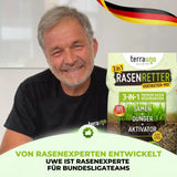 Ein lächelnder grauhaariger Mann sitzt neben einer Verpackung von TerraUno Rasenretter  Vertikutiermix. Der Text sagt, dass dieses Rasensamen von Rasenexperten für Bundesligamannschaften entwickelt wurde. Rechts oben ist eine deutsche Flagge zu sehen.