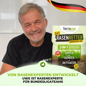 Ein lächelnder grauhaariger Mann sitzt neben einer Verpackung von TerraUno Rasenretter  Vertikutiermix. Der Text sagt, dass dieses Rasensamen von Rasenexperten für Bundesligamannschaften entwickelt wurde. Rechts oben ist eine deutsche Flagge zu sehen.