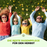 Eine lächelnde vierköpfige Familie in bunten Pullovern und Sonnenbrillen liegt im Herbstgras. Text unten: Die beste Rasenpflege für den Herbst - mit TerraUno Rasenretter  Vertikutiermix für perfekte Rasenregeneration.