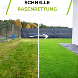 Ein geteiltes Bild zeigt links einen lückenhaften Rasen und rechts einen saftig grünen Rasen, der durch TerraUno Rasenretter  Vertikutiermix wiederbelebt wurde. Oben hebt der Text "Schnelle Rasenrettung" die Vorteile der schnellen Rasenrettung hervor.
