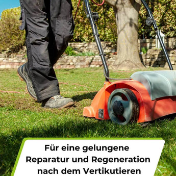 Eine Person benutzt einen orange-grauen Vertikutierer auf grünem Gras. Unten bietet der deutsche Text Tipps zur Rasenregeneration und empfiehlt TerraUno Rasenretter  Vertikutiermix Rasensamen nach dem Vertikutieren.
