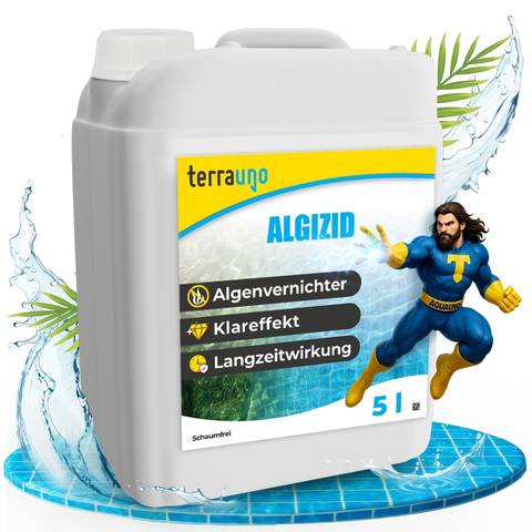Ein 5-Liter-Behälter des Algenentferners TerraUno Algizid steht auf einer Grafik einer Wasseroberfläche. Daneben posiert ein Superheld in einem blau-gelben Kostüm mit entschlossenem Gesichtsausdruck. Palmenblätter und Wasserspritzer zieren den Hintergrund.