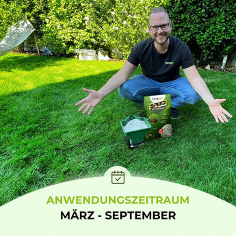 Eine lächelnde Person kniet auf einem grünen Rasen neben den Rasenpflegeprodukten „TerraUno Speed Rasendünger N24 / SSA“. Der Text unten lautet „ANWENDUNGSZEITRAUM MÄRZ – SEPTEMBER“ und gibt den Anwendungszeitraum von März bis September an.