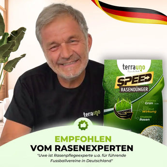 Ein lächelnder Mann sitzt neben einem Sack „TerraUno Speed Rasendünger N24 / SSA“. Der Text hebt die Empfehlung von Rasenexperten und Fußballvereinen in Deutschland hervor und weist darauf hin, wie der Dünger dabei hilft, den Rasen schnell zu düngen, um üppige, grüne Ergebnisse zu erzielen. In der oberen rechten Ecke ist eine deutsche Flagge zu sehen.