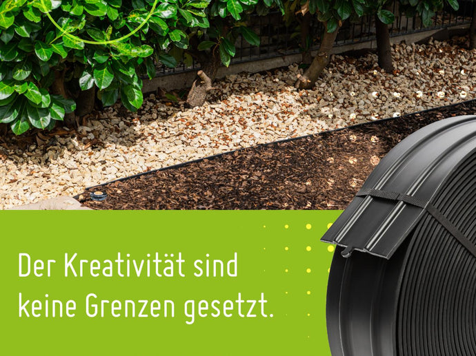 Ein schwarzer Garteneinfassungsstreifen trennt eine Kiesfläche von einem gemulchten Beet mit grünen Sträuchern. Der deutsche Text lautet: Der Kreativität sind keine Grenzen gesetzt. In der Ecke ist ein gerollter Randstreifen abgebildet.