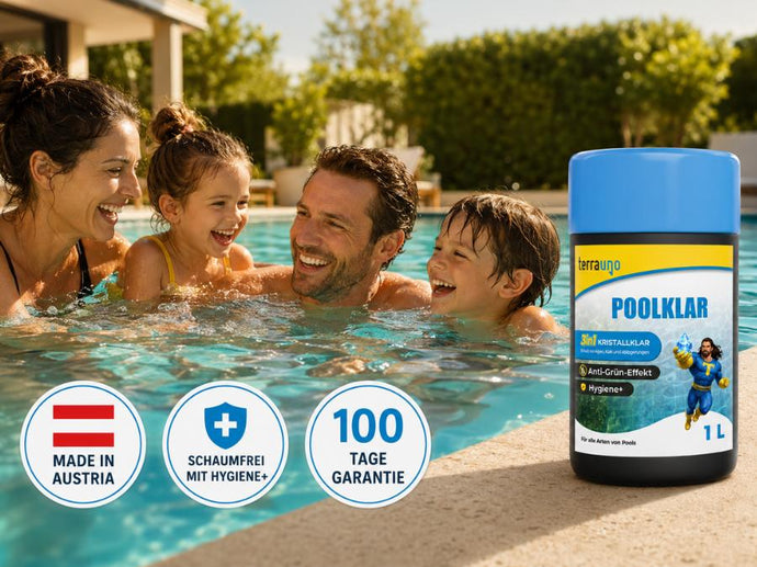 Eine lächelnde vierköpfige Familie schwimmt in einem Pool. Im Vordergrund steht eine 1-Liter-Flasche mit der Aufschrift „Poolklar“ und Symbolen, die auf „Made in Austria“, Hygieneeigenschaften und eine 100-Tage-Garantie hinweisen.