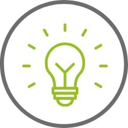 Ein einfacher grüner Umriss einer Glühbirne mit Strahlen, die von ihr ausgehen, eingefasst in einen grauen kreisförmigen Rahmen, der eine Idee oder Innovation darstellt.