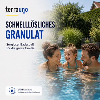 Eine lächelnde dreiköpfige Familie genießt an einem sonnigen Tag das Schwimmen im Pool im eigenen Garten; ein deutscher Text wirbt für TerraUno Chlorgranulat mit Aktivchlor für strahlend sauberes Poolwasser.
