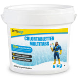 Ein weißer Plastikeimer von TerraUno mit der Aufschrift „Chlortabletten 5 in 1 – 200 g für Pools – Multitabs zur Langzeitpflege“ ist mit einem Superhelden bedruckt und enthält 5 kg langsam lösliche Chlortabletten für die Multipower-Poolpflege.