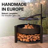 Handgefertigte CookKing Montana X aus Stahl mit Feuer, Holzvorrat und Grillrost im Garten