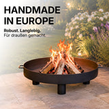 Handgefertigte flache CookKing Feuerschale Tunis 60 aus Stahl mit Feuer im Garten