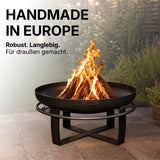 Handgefertigte CookKing Viking 60 auf Kufengestell mit Feuer im Garten