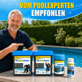 Ein lächelnder Mann mit grauen Haaren zeigt am Pool den Daumen nach oben, neben vier Produkten aus dem „Terrauno Pool-SOS: Anti-Grün  Trüb“-Set. Der deutsche Text darüber lautet: „Vom Poolexperten empfohlen“. Ideal für Ihre Poolpflege: Mit dem Terrauno Pool-SOS: Anti-Grün  Trüb-Set lässt sich der pH-Wert des Poolwassers optimal regulieren.